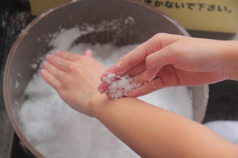 塩サウナは体に少量の塩を塗ってから入室。発汗作用やデトックス効果大