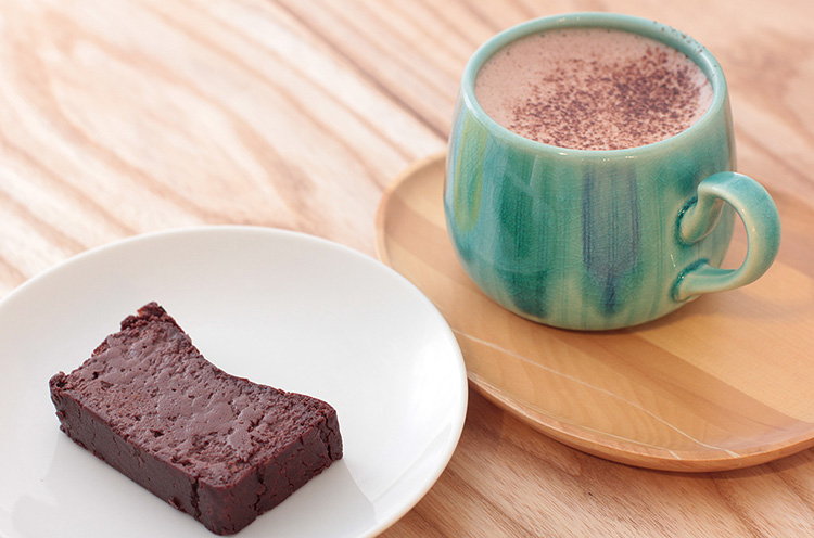 左は、生チョコのように濃厚な『ガトーショコラ』（378円）。右は『ホットチョコレート』（540円）。いずれもカフェで味わえる