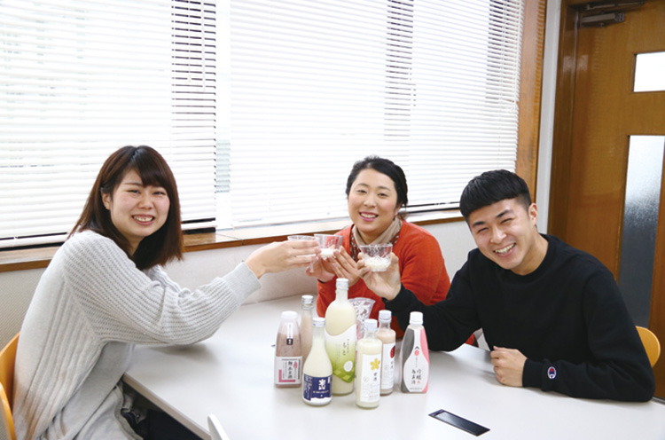 左から編集部・佐藤、高橋、片岡。甘酒でかんぱ～い！