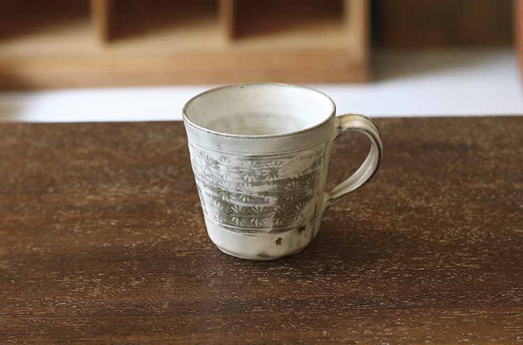 佐賀県の有田で作陶する作家のマグカップ。手作りの印判を使った模様とオリジナルの釉薬を使い、モダンな印象に仕上げられている。和洋を問わない使い勝手の良さがポイントだ。3,780円