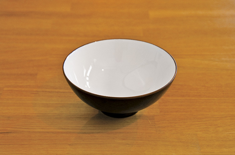 白山陶器のプロダクトデザイナー、森正洋がデザインしたベーシックな茶碗。大人、子供問わず、持ちやすい曲線を計算して作られている。黒はツヤがあり、色違いの白はマットな質感。1,296円