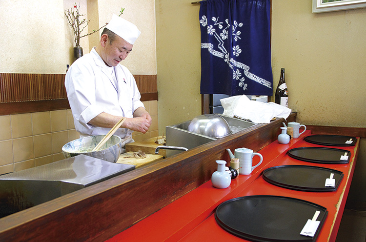 天ぷらは揚げたてを食べられるカウンター席が一番人気。佐藤さんのトークも人気の理由
