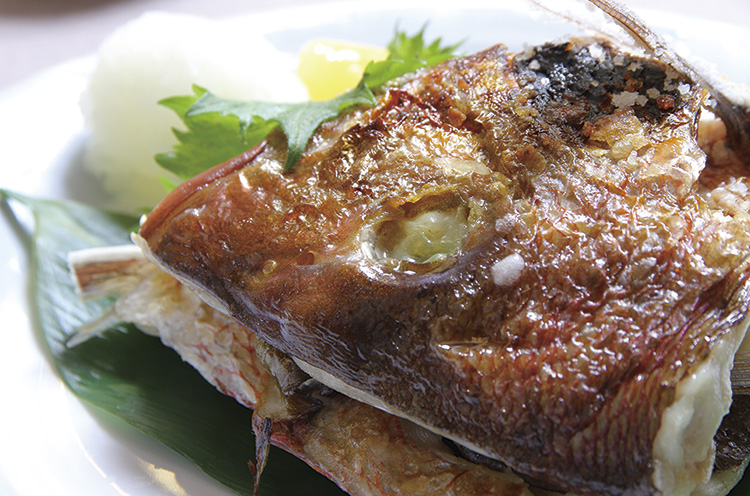 夜は鯛の一品料理が人気。『鯛の かぶと焼き』（800円）