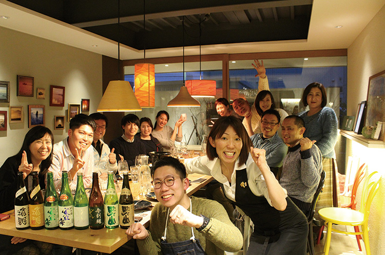 日本酒講座に参加した皆さんと、ハイ　チーズ！