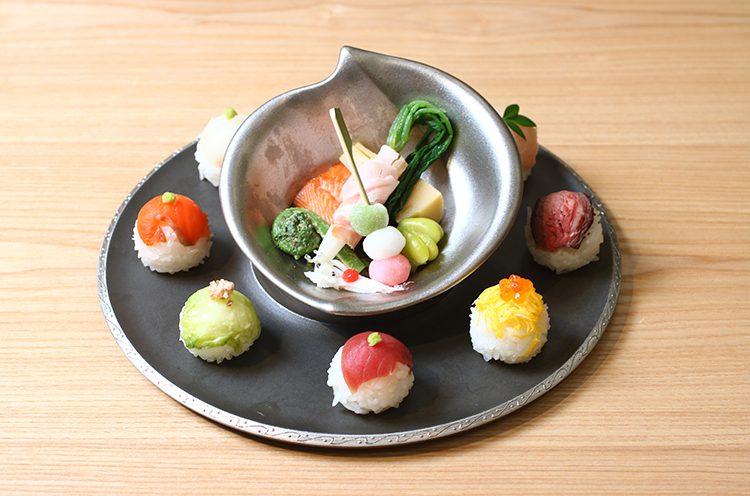 月替わりの『春の宴　手毬寿司』　2,700円（ダイニングで提供）