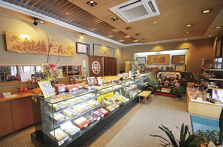 お店は直江津駅のすぐそば。四季折々のお菓子が並びます