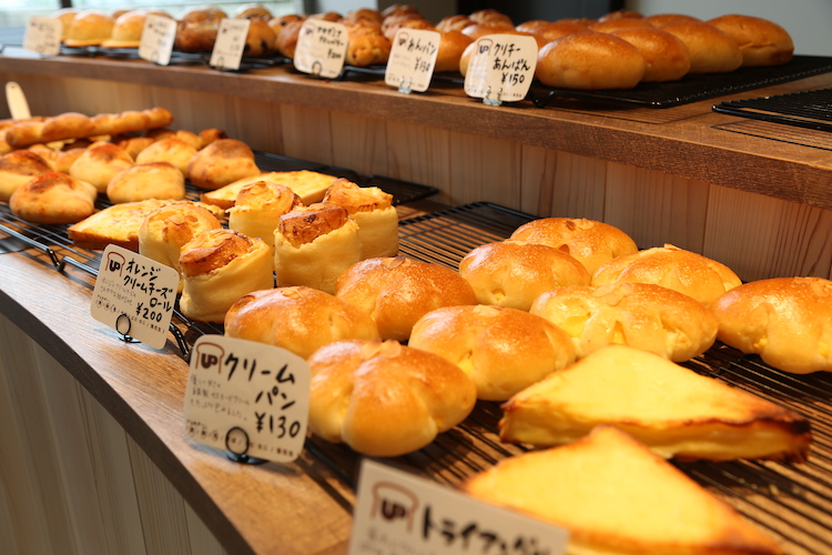 食パン、ハード系、総菜パン、サンドイッチ、スイーツ系など幅広いジャンルのパンが毎日50～60種並ぶ