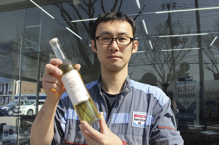 BRISTOLマネージャー・武田さんが手にしているのが『スパシャン2018』。まるでワインのボトルみたいでオシャレでしょ！