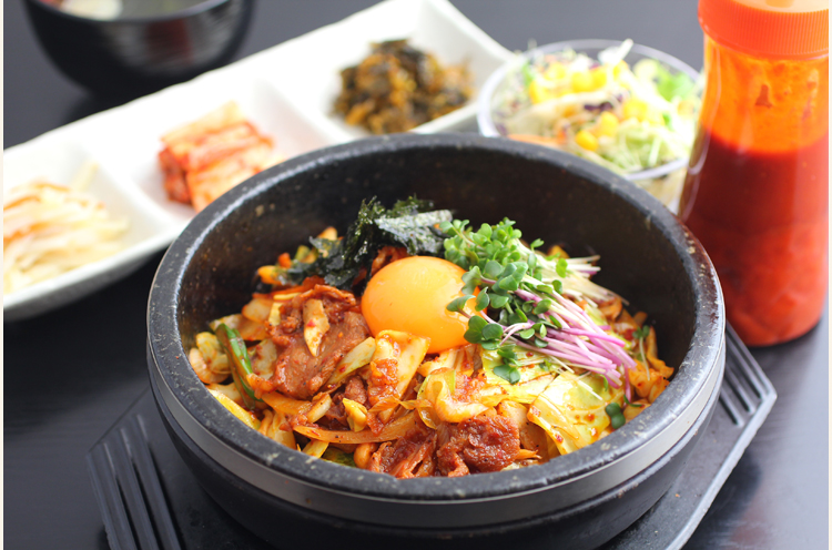 韓国料理の定番「ビビンバ」もおすすめ。手作りキムチやナムルのつけ合わせもおいしい