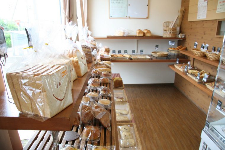 お店に入ってすぐはパンの売り場。朝7時30分から焼き立てパンが並びます
