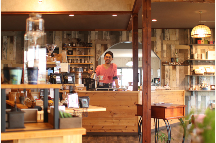 笑顔が眩しい山倉さん。お店には至るところにコーヒー豆が。見て回るのも楽しそう