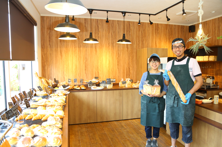 店主の笹川晋平さんと奥様・一美さん。おふたりとも、笑顔がすてき！