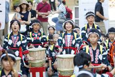 11：30～12：00に古町通2番町で開催の『万代太鼓』。たくさんの子供たちが太鼓を披露します