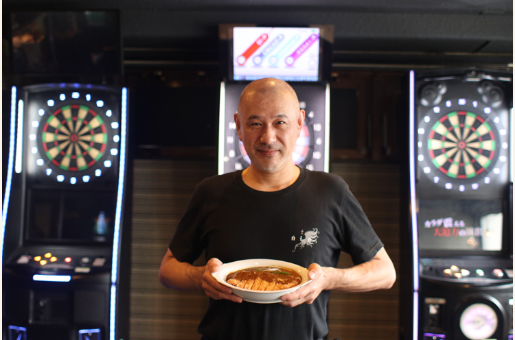 ヒュリカの店主の息子である倉田さん。ダーツバーとしても人気なオシャレスポットで「ヒュリカのカレー」が食べられます