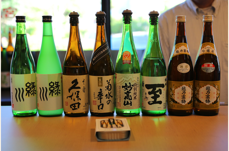 商品を買う意外にも、カウンターに並ぶおすすめ日本酒を1杯ずつ注文することもできる