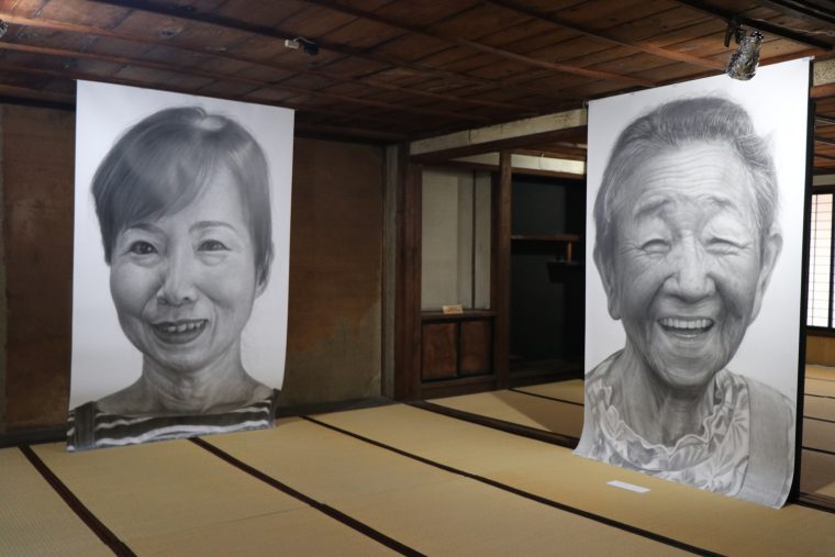 飯沢康輔さんの「小須戸の看板娘」。看板娘たちのもてなしの笑顔を大画面（200㎝×125㎝）に描き、脈々と受け継がれる小須戸の息吹を伝えます