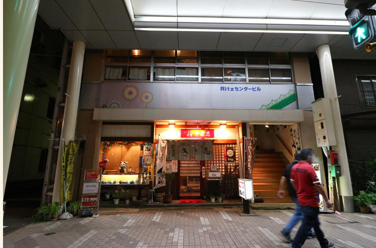 お店は長岡駅の近く。レトロな暖簾が目印