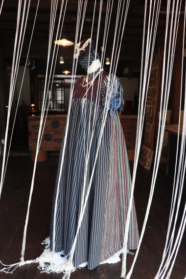 佐藤悠人さんの『小須戸の精霊』。小須戸の伝統織物・小須戸縞を用いた服が展示されます