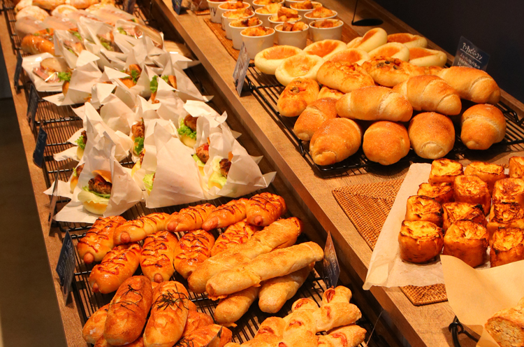 北海道産小麦粉「ハルユタカ」や「キタノカオリ」などを使った、種類豊富なパンが毎日所狭 しと並ぶ。店内にあるイートインで、ドリンクと焼きたてのパンを味わうことができる