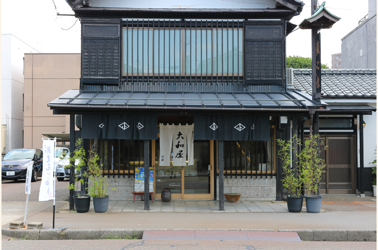 本店は長岡駅の近く。『越乃雪』はもちろん、上写真のレトロな干菓子シリーズがすべて揃う