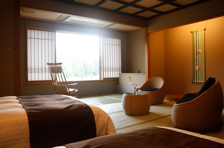 旅 館らしさを残しつつ、現代的な魅力も併せ持った客室