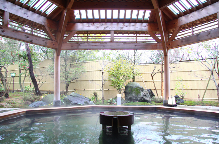 露天風呂から見える庭園と、エメラルドグリーンの湯が美しい「月美の湯」