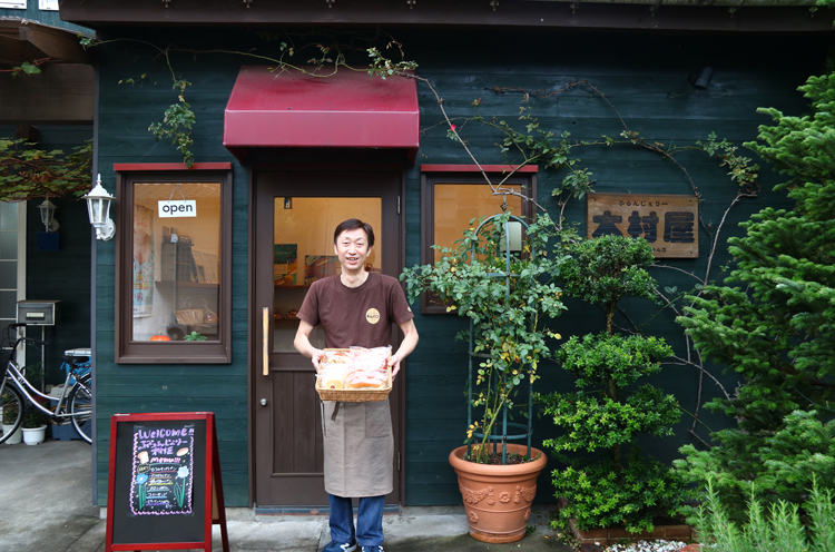 3 代目の店主・渡邉さん。「地元ではキムパンという名前で親しんでもらっています」