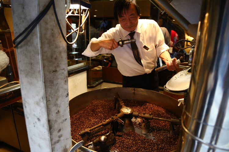 代表・野沢さん。大きな焙煎機で毎日のように豆を焙煎しています