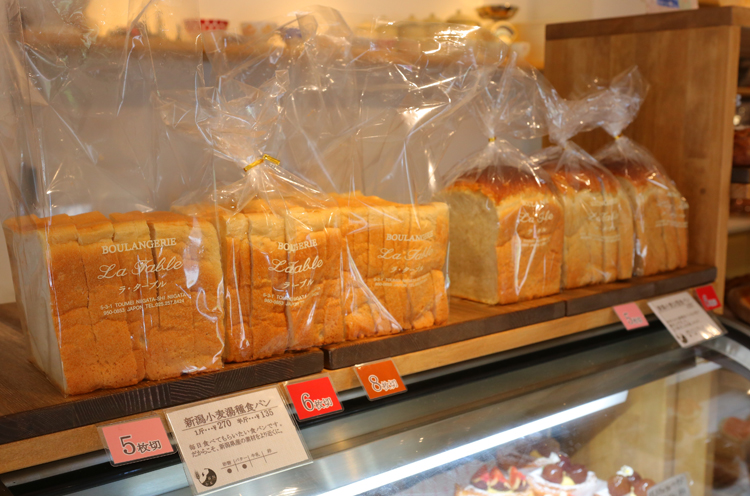 おすすめの『新潟小麦湯種食パン』（1 斤270円）