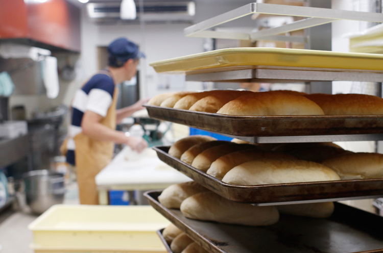 毎日焼きたてのパンが並びます。オープン前には、お店の周辺にほんのり甘いいい香りが♪