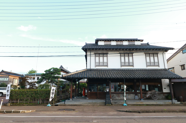 稲田本店は日本庭園とお店の重厚な造りも見どころ