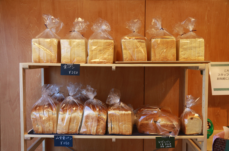 食パンがズラリ。角、山ともに用意するほか、レーズン入りの食パンも人気です