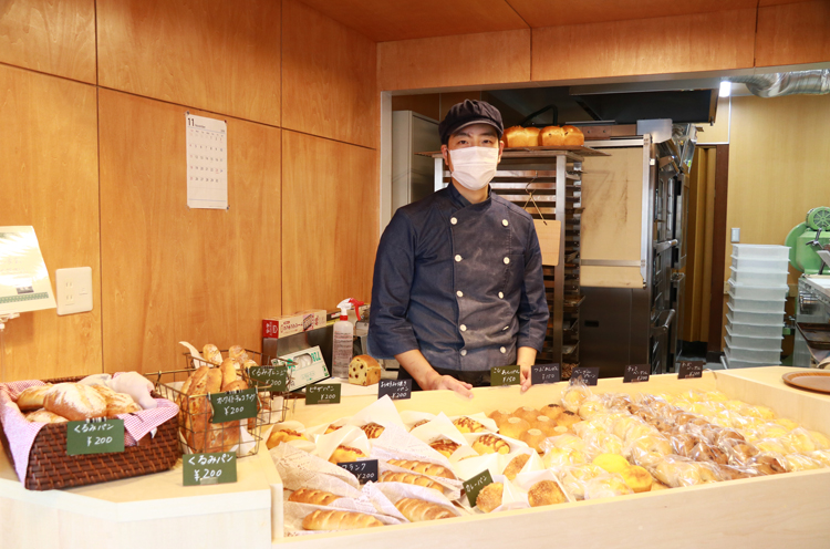 店主・野上満さん。野上さんが立つすぐ後ろが厨房。てきぱきと作業をする様子が見られます