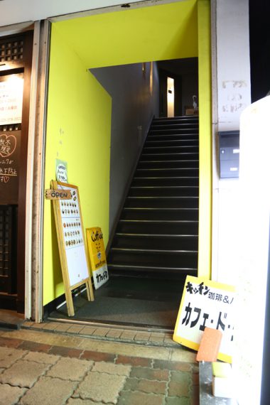 黄色の入口から階段を上った2階にお店はあります♪