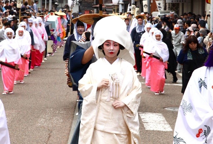 5月3日（祝）に開催、狐メイク＆古式ゆかしき衣裳で津川の町中を練り歩く「つがわ狐の嫁入り行列」。毎年数万人の観光客が訪れるビッグイベントです！