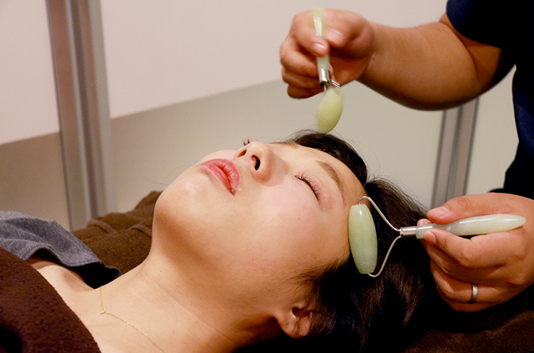 お顔の美容鍼灸の仕上げは翡翠のローラーで余分なほてりを取り、お肌を引き締める