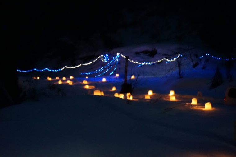 雪洞から漏れる蝋燭の明かりが幻想的な雰囲気を演出します
