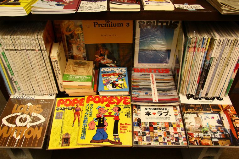 『POPEYE』や『Relax』などマガジンハウスから出版された本が並ぶ棚もある。