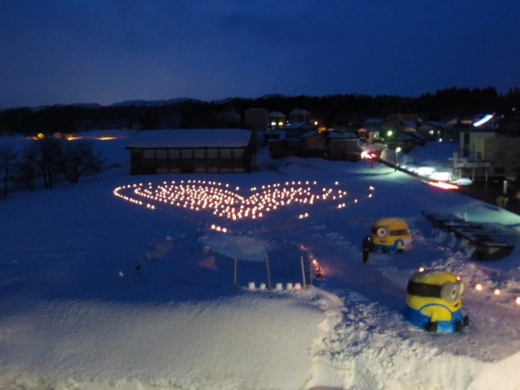キャンドルの灯りで雪上をデコレーション。各集落で「雪ぼたる」が灯ります