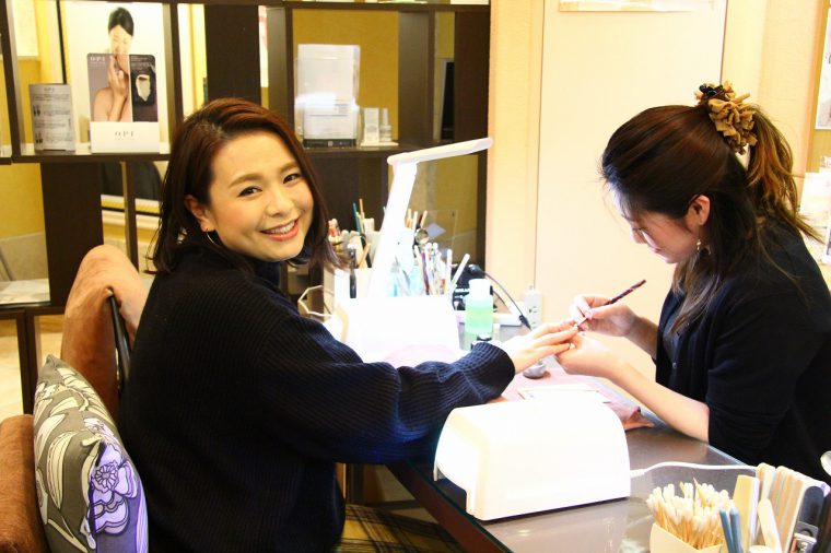 ネイルデコに通って10年(！)という美容師の伊藤綾子さん