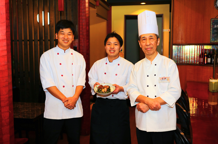代表の丸山博司さん（右）国で 活躍する中国料理の調理師たちによる団体「日本中国料理協会」の新潟支部の支部長も務める