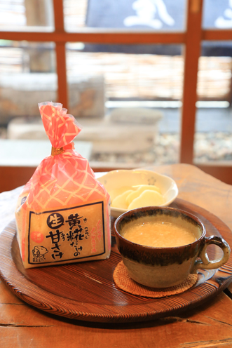 『黄糀だけの生甘さけ』（650円）。津川では漬物と一緒に食べるのが昔から風習だそう
