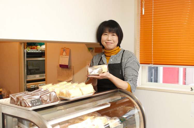 シフォンケーキ作りだけでなく、シフォンケーキを切るための「カットアシスタント」を考案するなど、シフォン愛にあふれた店主の加藤さん