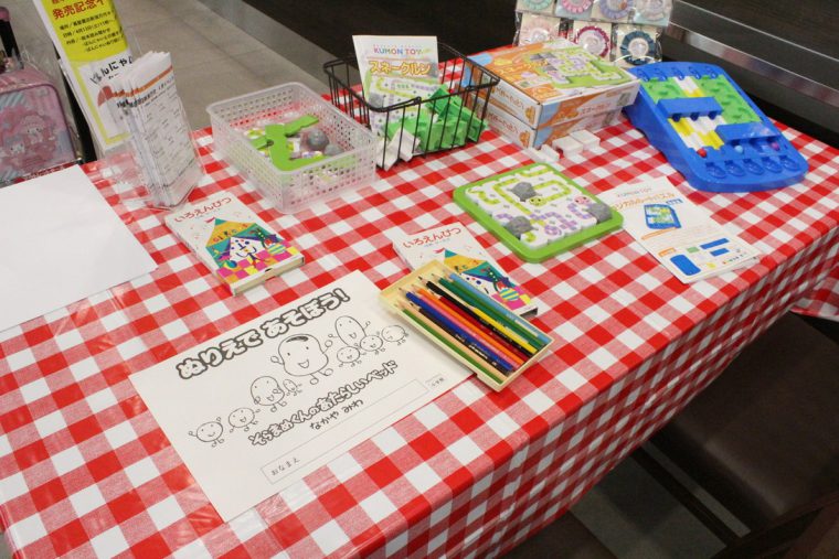 レジ脇のイベントコーナー。塗り絵や折り紙、読み聞かせなど、子ども向けのイベントが毎日店内で開催されているんです