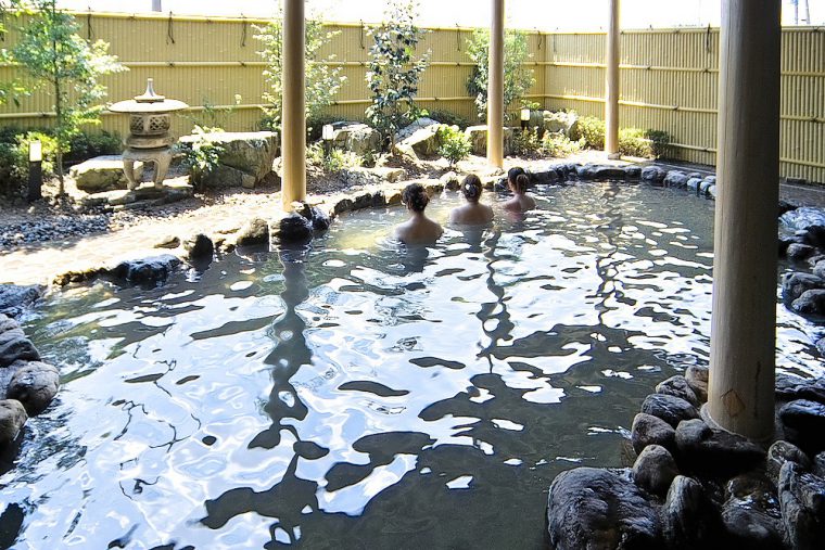 館内のお風呂は、露天風呂は源泉100％、内風呂には五頭山のミネラル豊富な天然水を使用