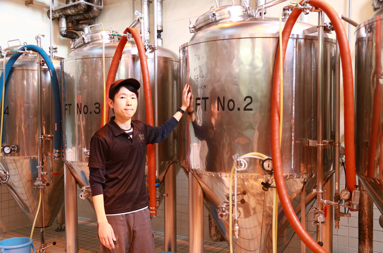 「感動できるビールを造りたいです」と醸造部係長の住山祐次郎さん　