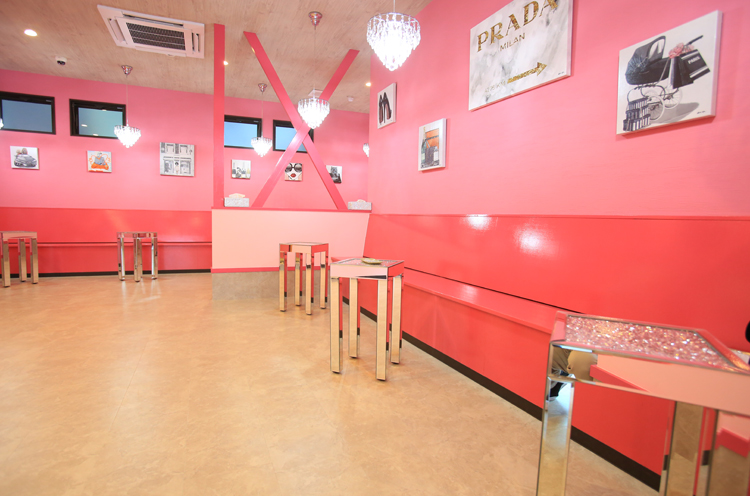 ピンクで統一された店内が印象的。