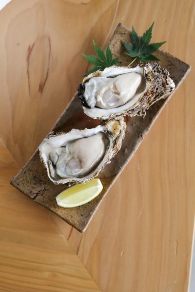 地酒と季 横町へいの『日本海の天然岩牡蠣』（1個550円＋税～）