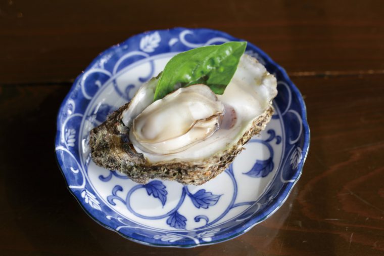 米蔵ココロの『大粒岩牡蠣の白ワイン蒸し　フレッシュバジル添え』（700円）