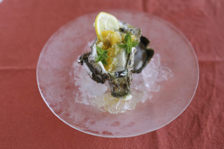 La Gemmaの『天然岩牡蠣と夏の柑橘・グリーンペッパーのマリネ』（700円＋税）